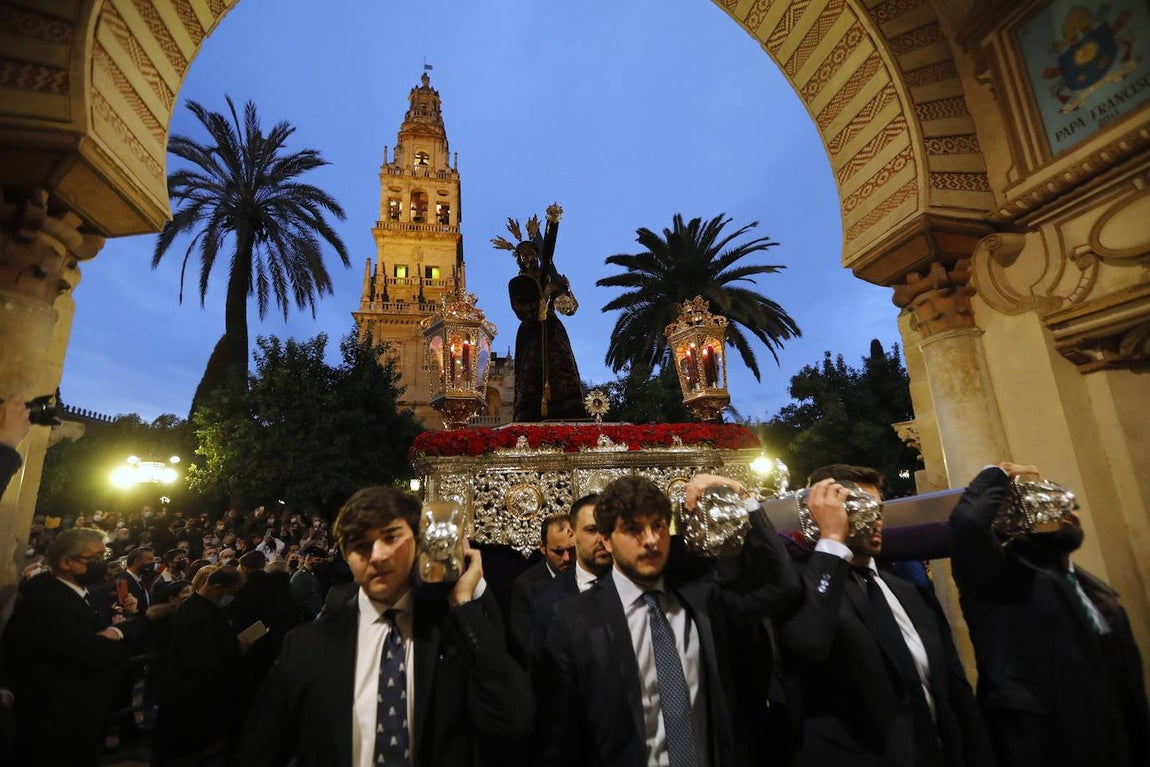 En imágenes, el Vía Crucis del Calvario en Córdoba (II)