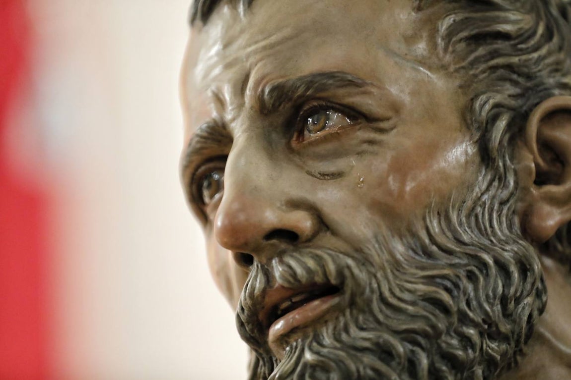 La bendición de una imagen de San Pedro para el misterio de la Bondad