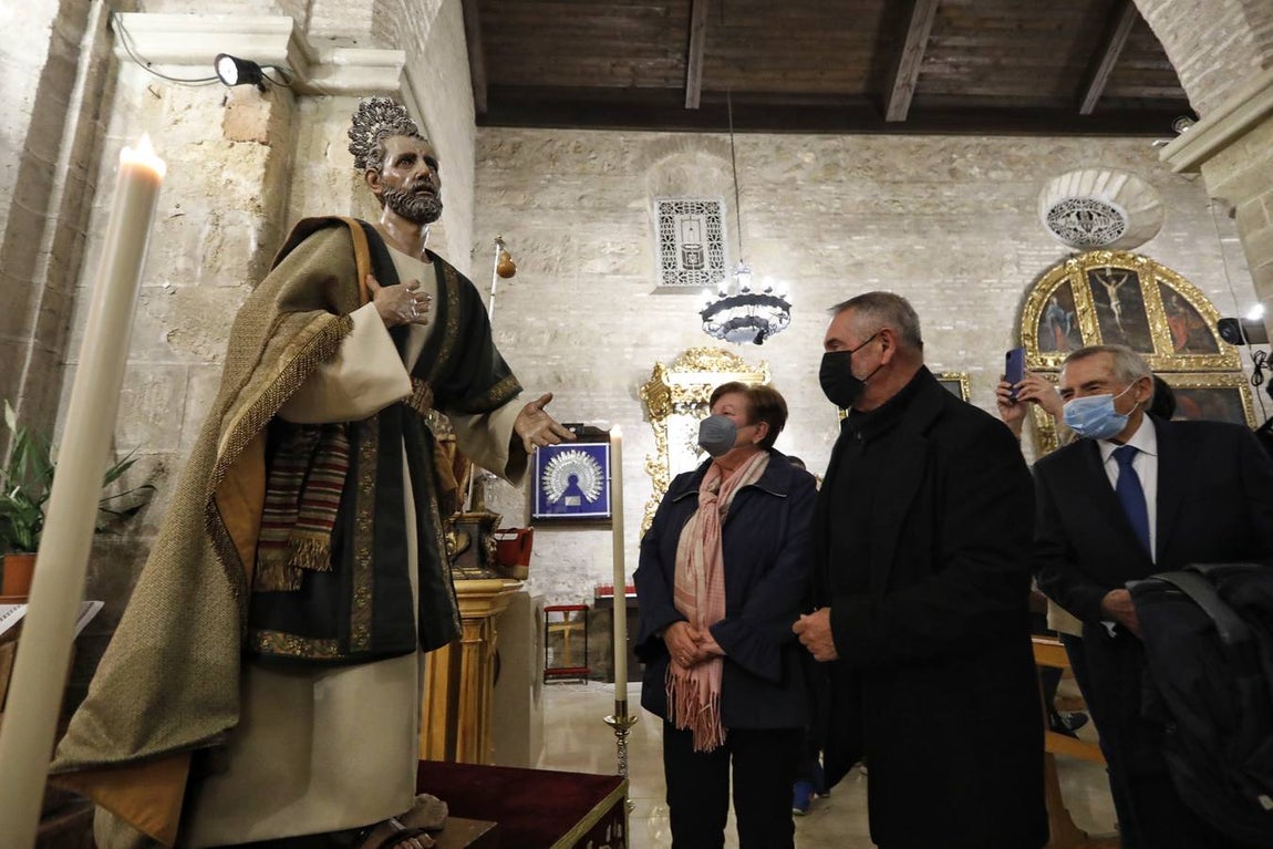 La bendición de una imagen de San Pedro para el misterio de la Bondad