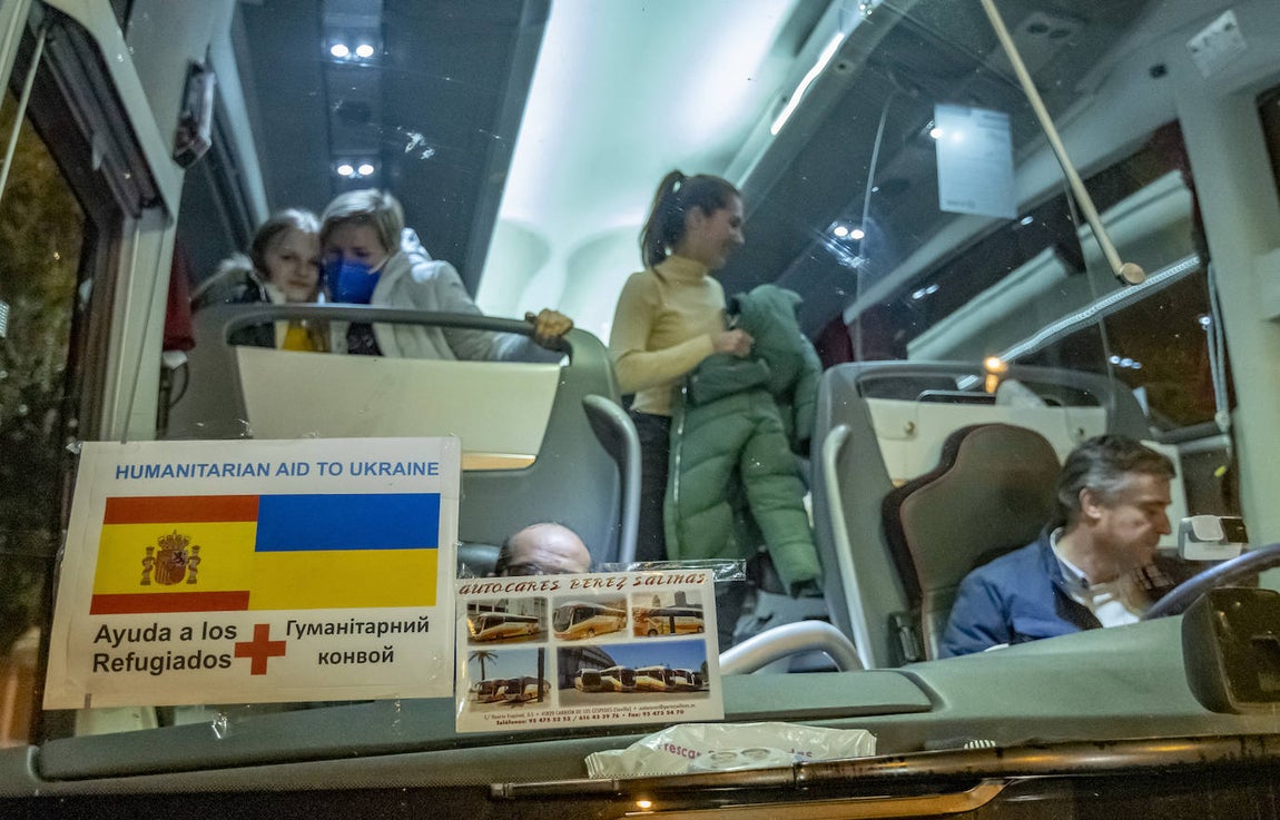 Las conmovedoras imágenes de la llegada de los refugiados ucranianos a Sevilla