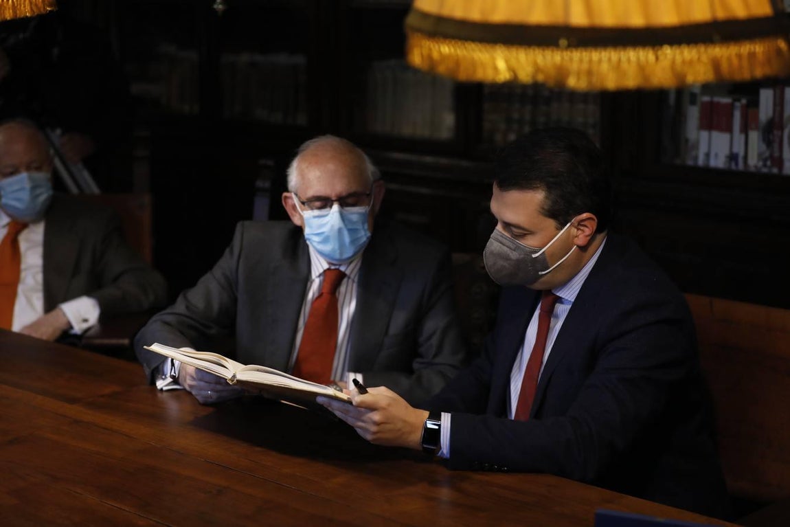 La conferencia del alcalde de Córdoba en el Foro Amador Jover, en imágenes