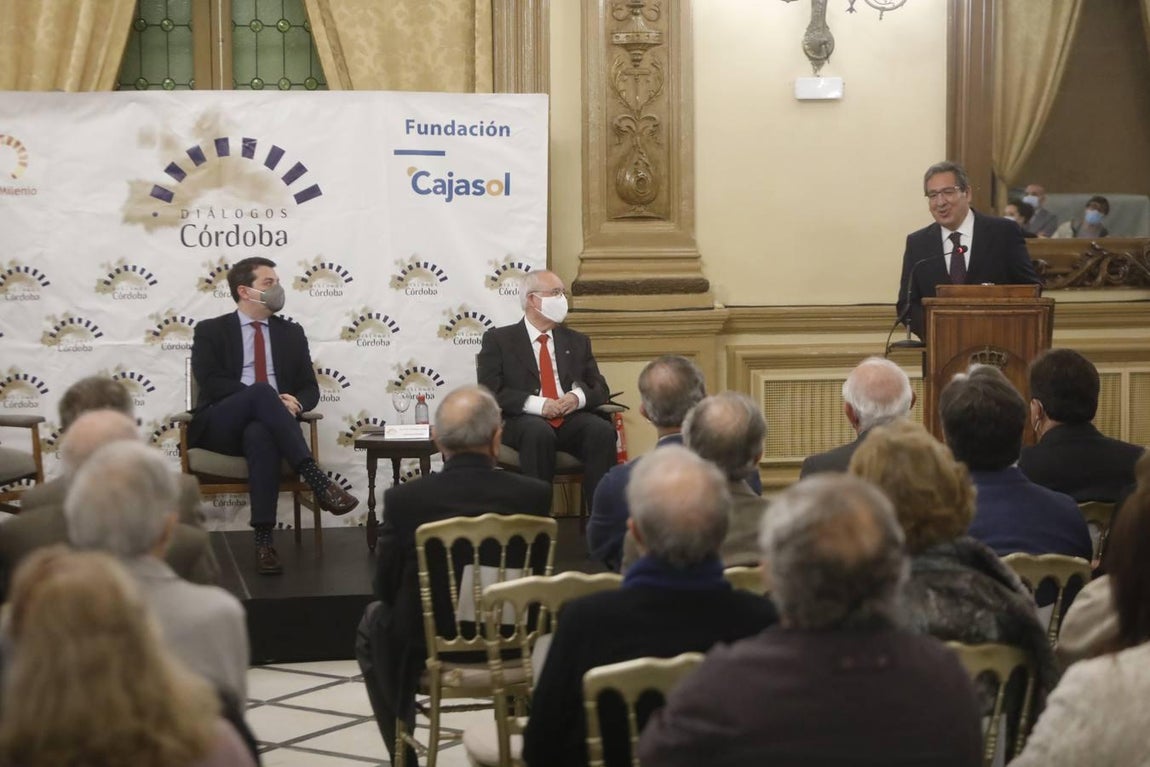 La conferencia del alcalde de Córdoba en el Foro Amador Jover, en imágenes