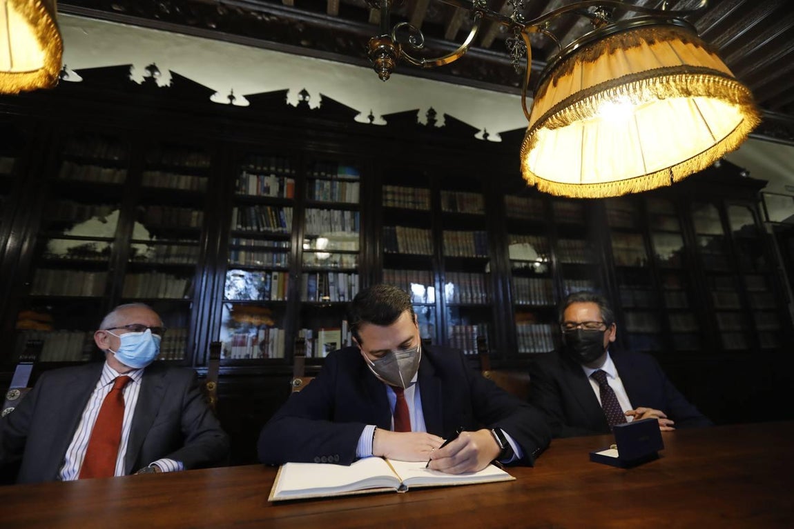 La conferencia del alcalde de Córdoba en el Foro Amador Jover, en imágenes