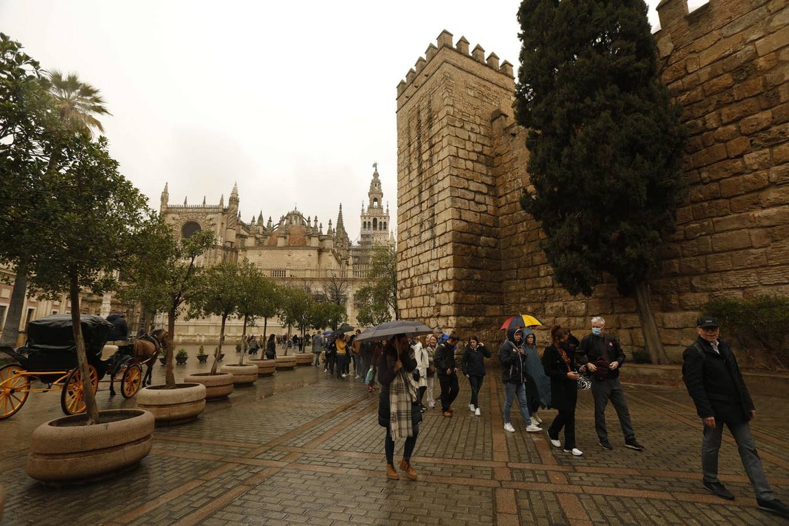 La calima ha dejado un color anaranjado en el paisaje sevillano. RAÚL DOBLADO