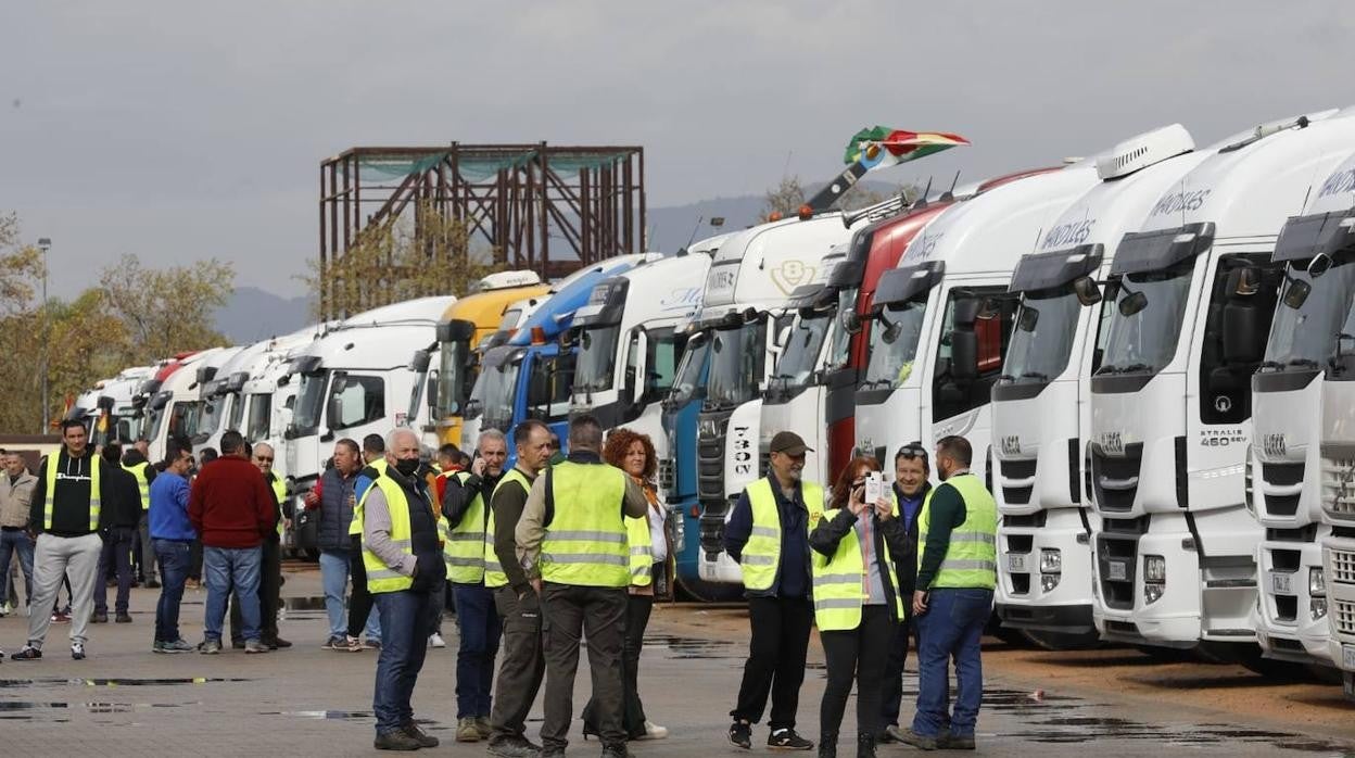 El inicio de la protesta de los camioneros en Córdoba, en imágenes