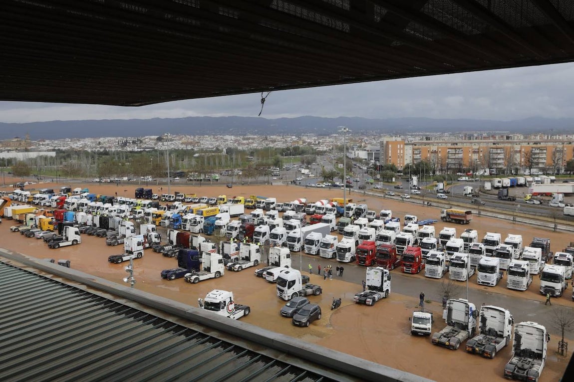 El inicio de la protesta de los camioneros en Córdoba, en imágenes