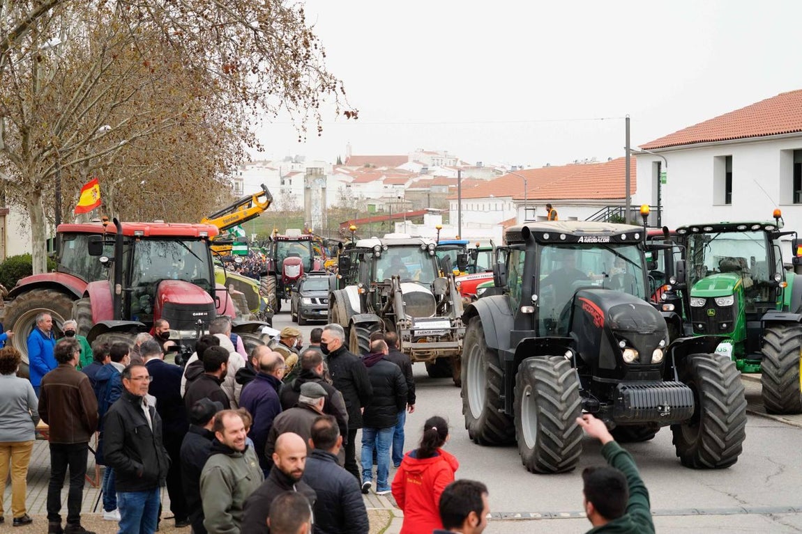 Las rotundas tractoradas de protesta del campo en Córdoba, en imágenes