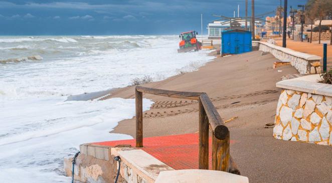 Playa destrozada en Fuengirola por el fuerte oleaje de los dos últimos días