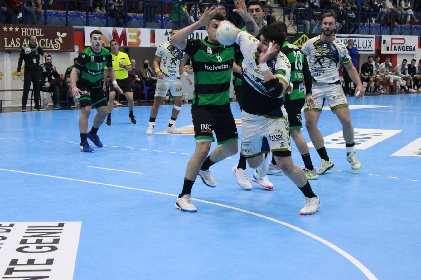 Balonmano | El Ángel Ximénez Puente Genil respira con una victoria (29-26) vital ante Anaitasuna
