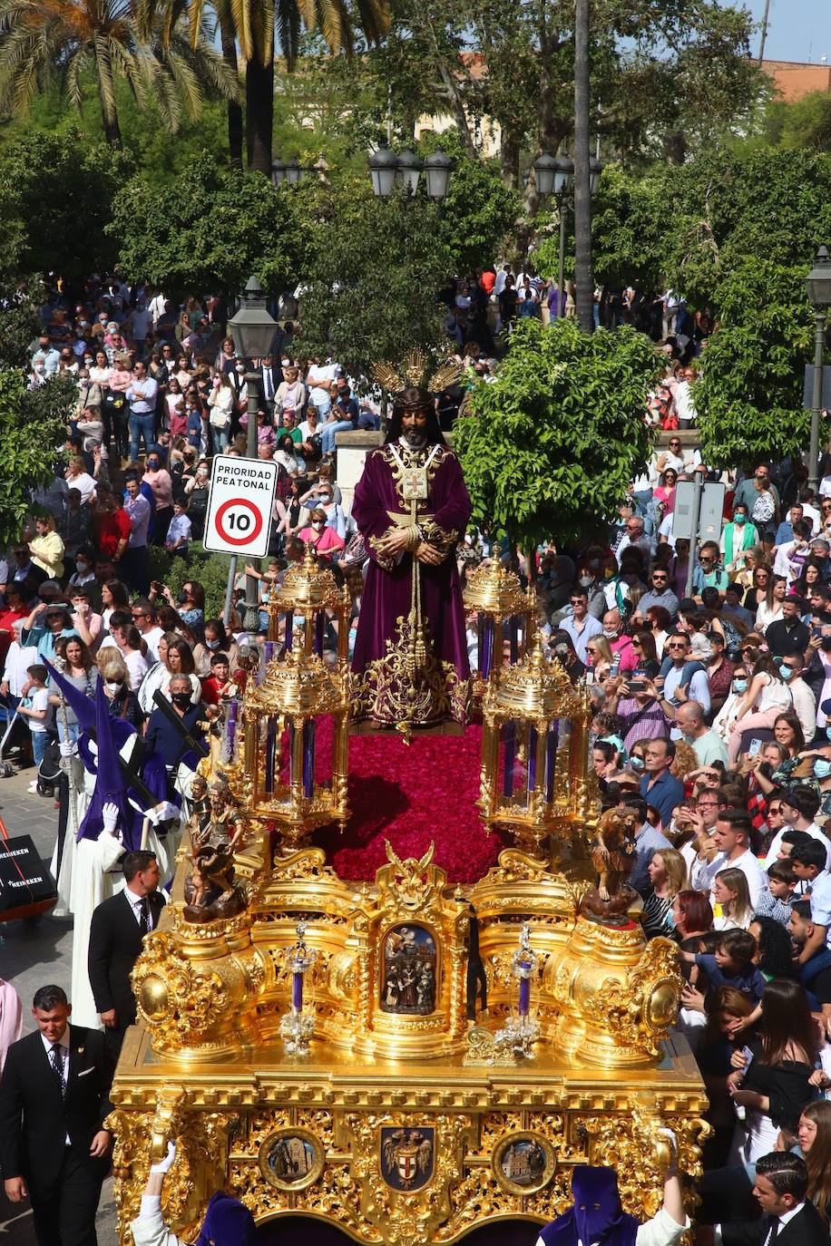 El imágenes, el Rescatado reparte su gracia el Domingo de Ramos en Córdoba
