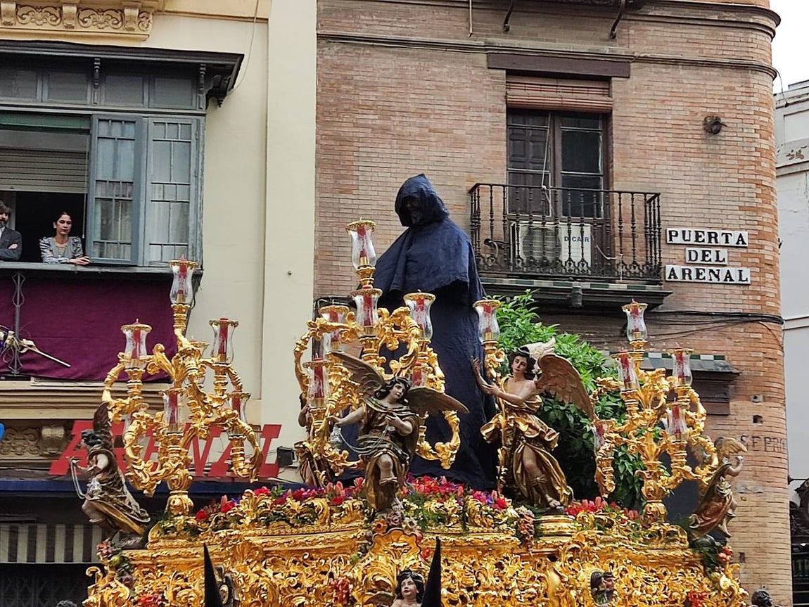 El Cautivo de Santa Genoveva, cubierto para protegerlo de la lluvia. ABC