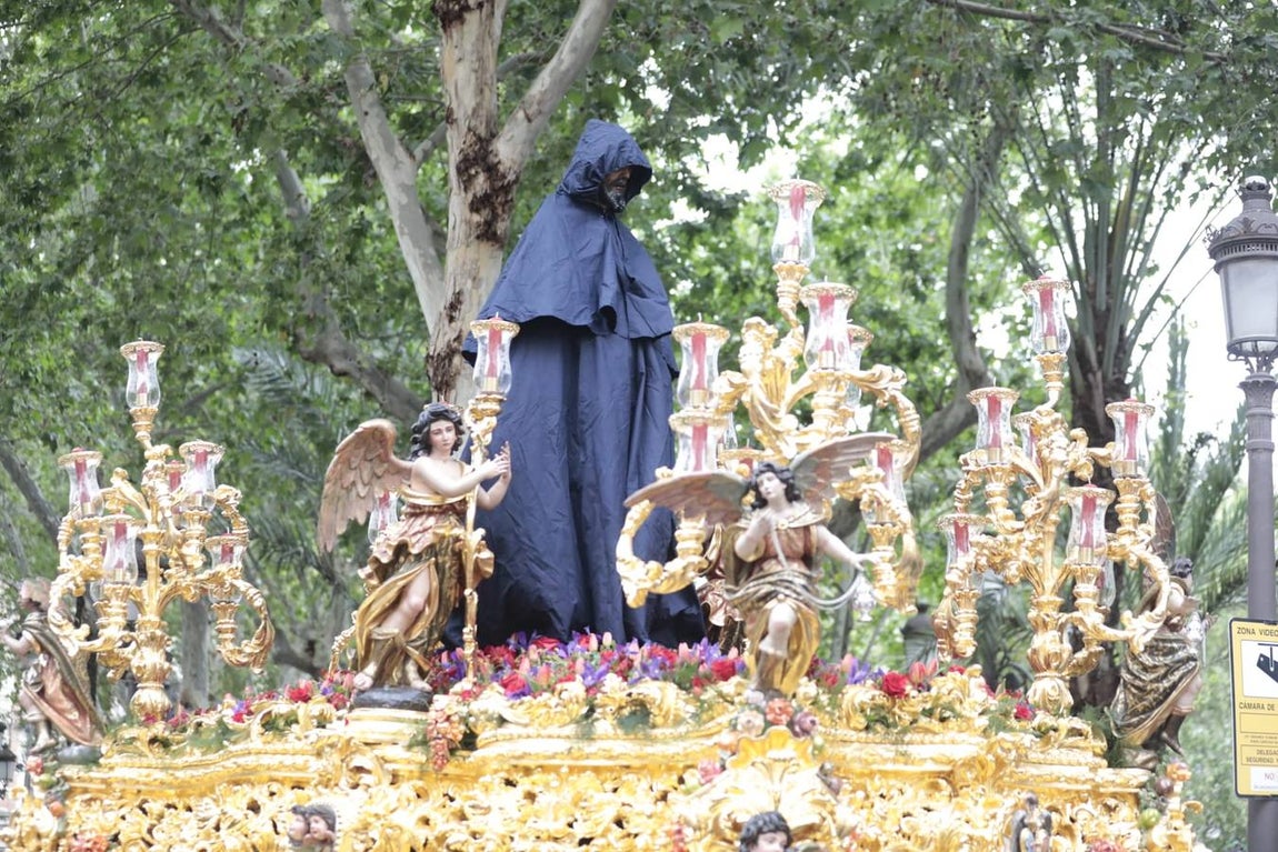 El Cautivo de Santa Genoveva, cubierto para protegerlo de la lluvia. RAÚL DOBLADO