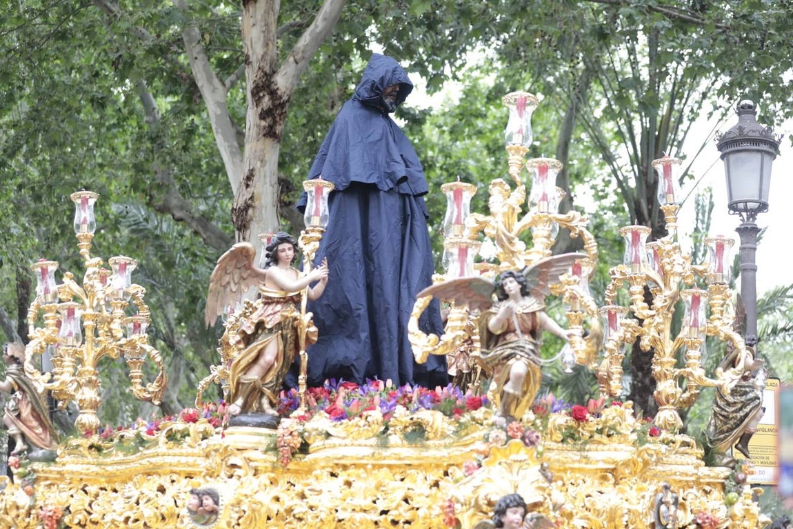 El Cautivo de Santa Genoveva, cubierto para protegerlo de la lluvia. RAÚL DOBLADO