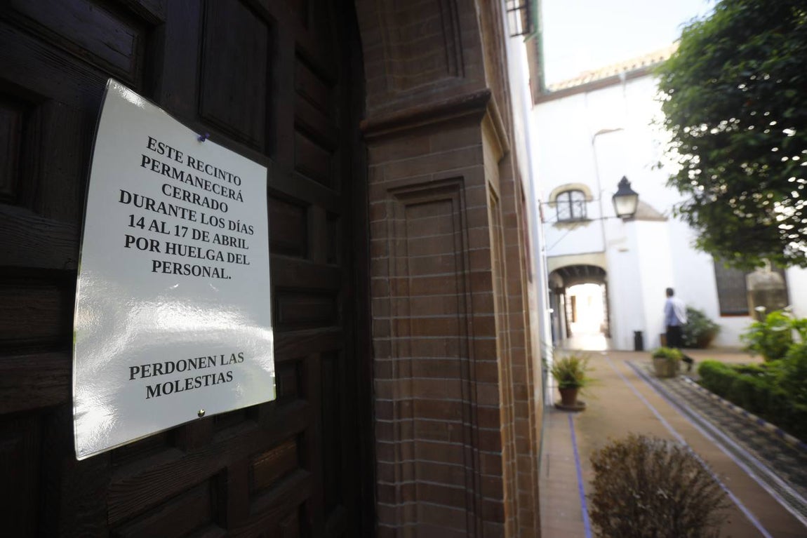 Los museos municipal de Córdoba cerrados por huelga, en imágenes