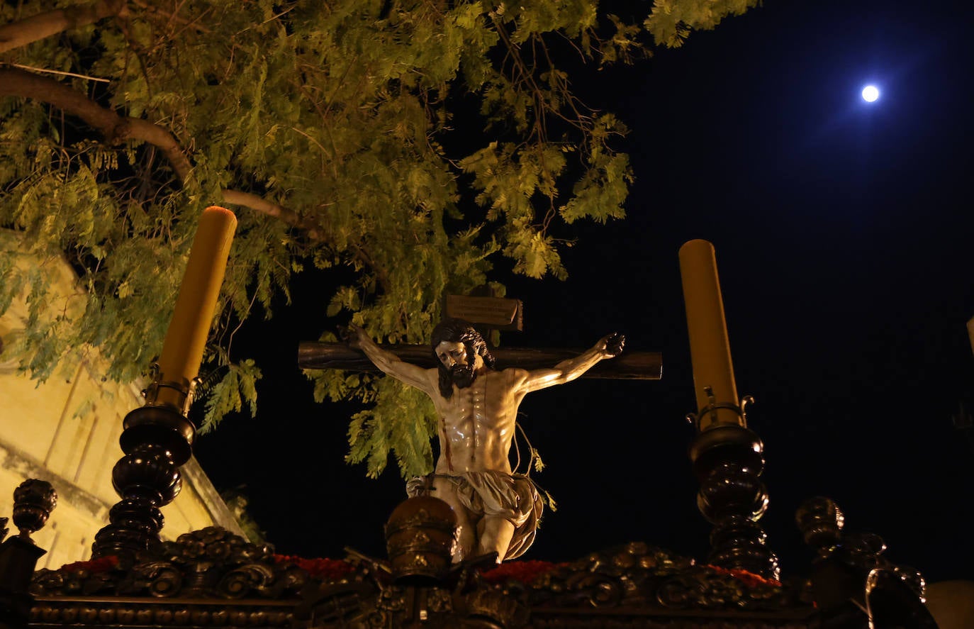 El intimismo de la procesión de la Buena Muerte de Córdoba, en imágenes