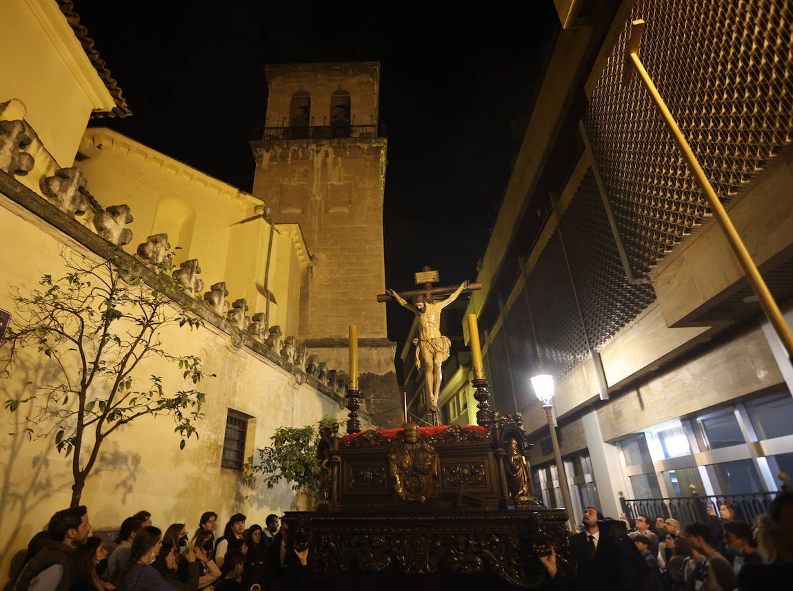 El intimismo de la procesión de la Buena Muerte de Córdoba, en imágenes