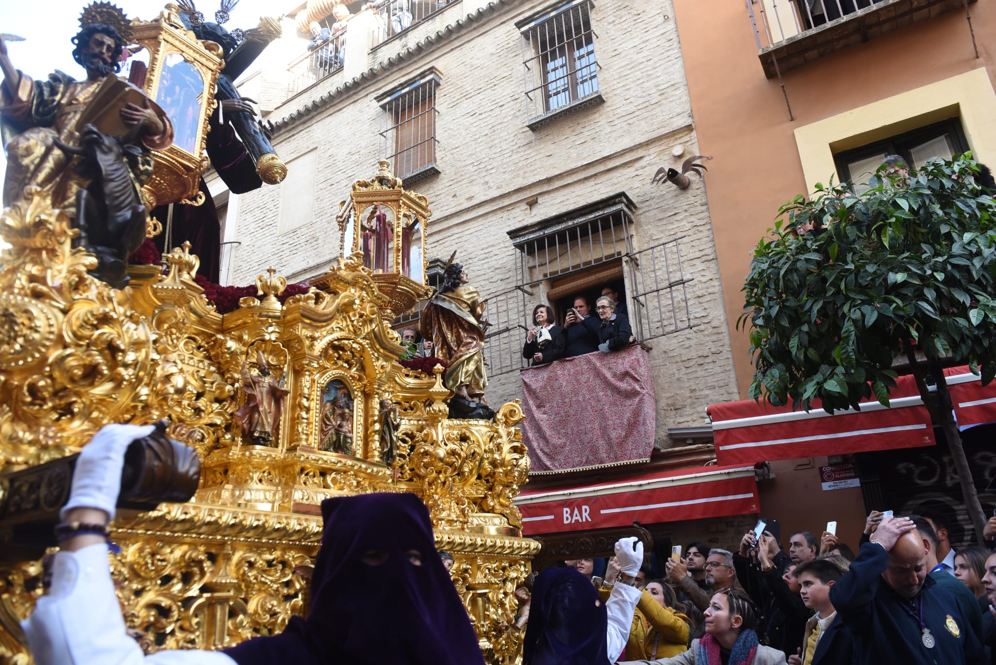 El cante se hace oración al paso de Los Gitanos