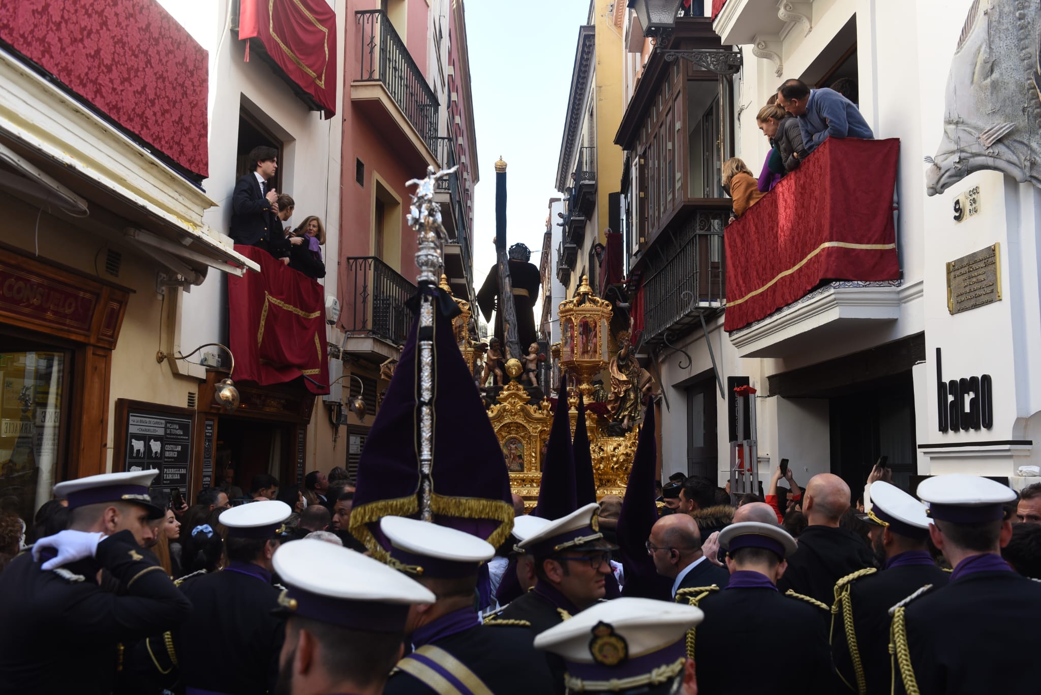 El cante se hace oración al paso de Los Gitanos