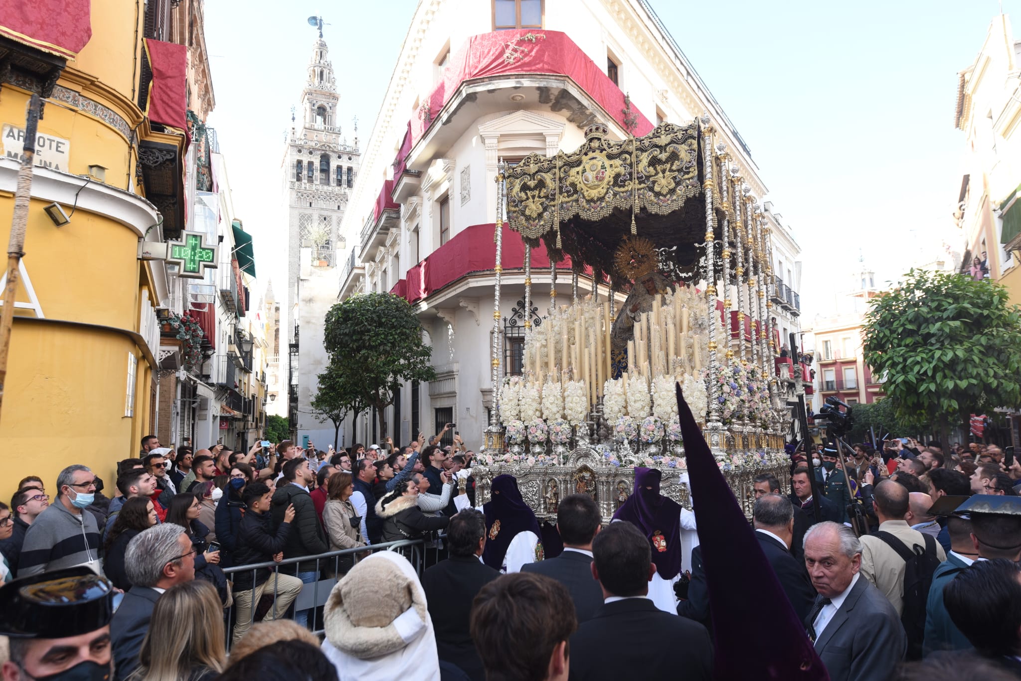 El cante se hace oración al paso de Los Gitanos