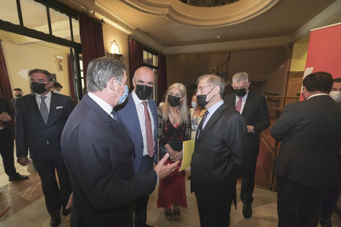 Asistentes al pregón taurino del escritor catalán Félix de Azúa. J.M. SERRANO