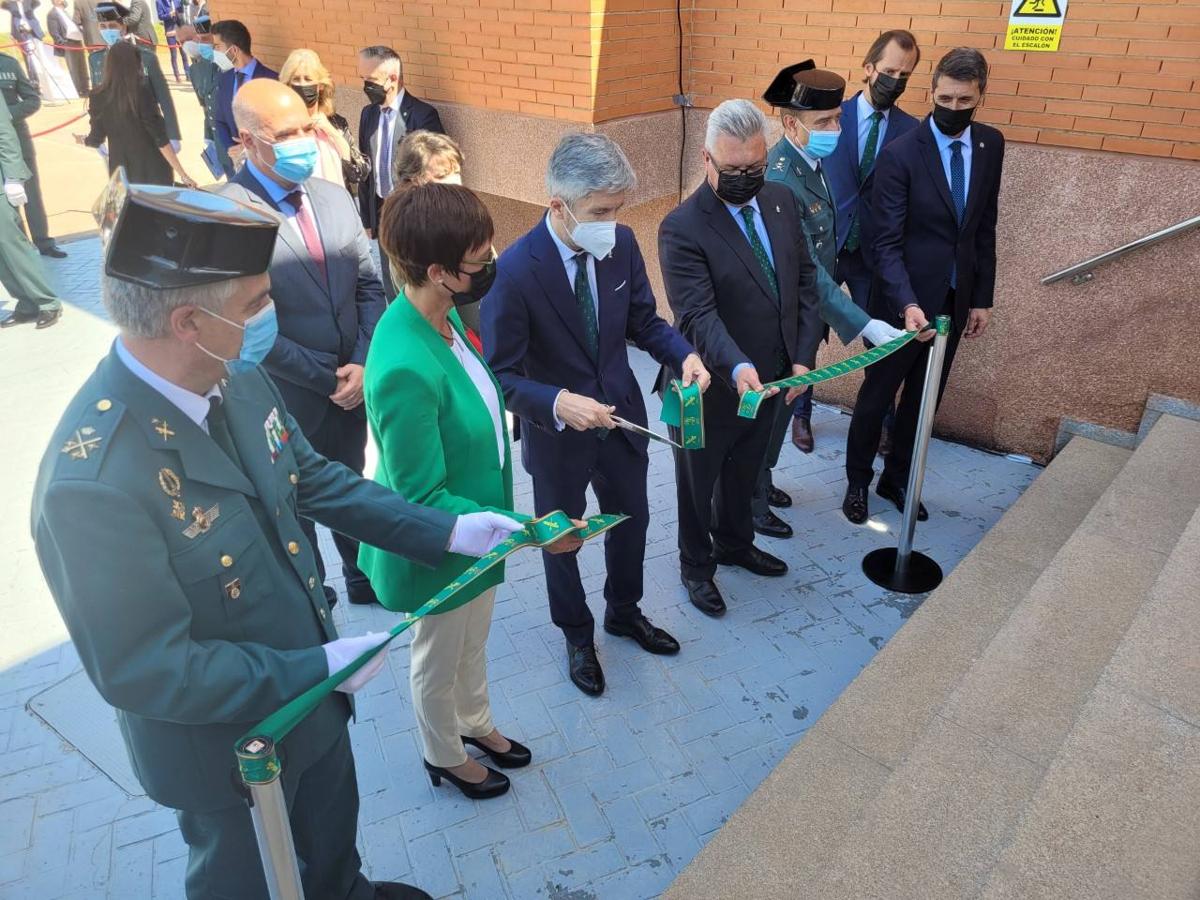 Grande-Marlaska inaugura el nuevo cuartel de la Guardia Civil en Puente Genil tras 18 años de espera