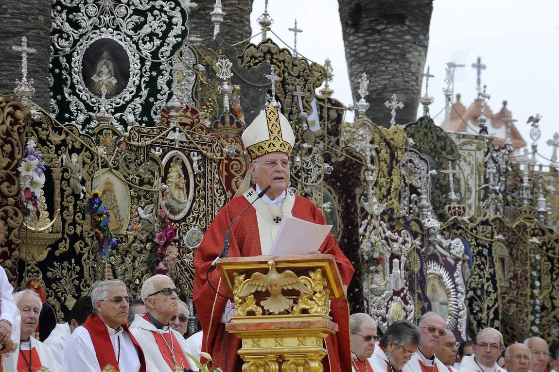 En el Pontifical del Rocío. J. M. SERRANO