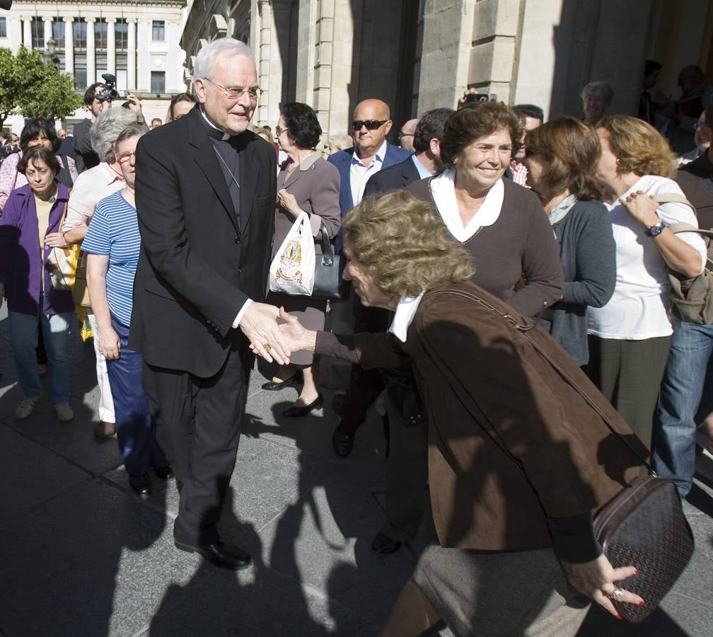 Allá por donde iba recibía las muestras de afecto de los sevillanos. NIEVES SANZ