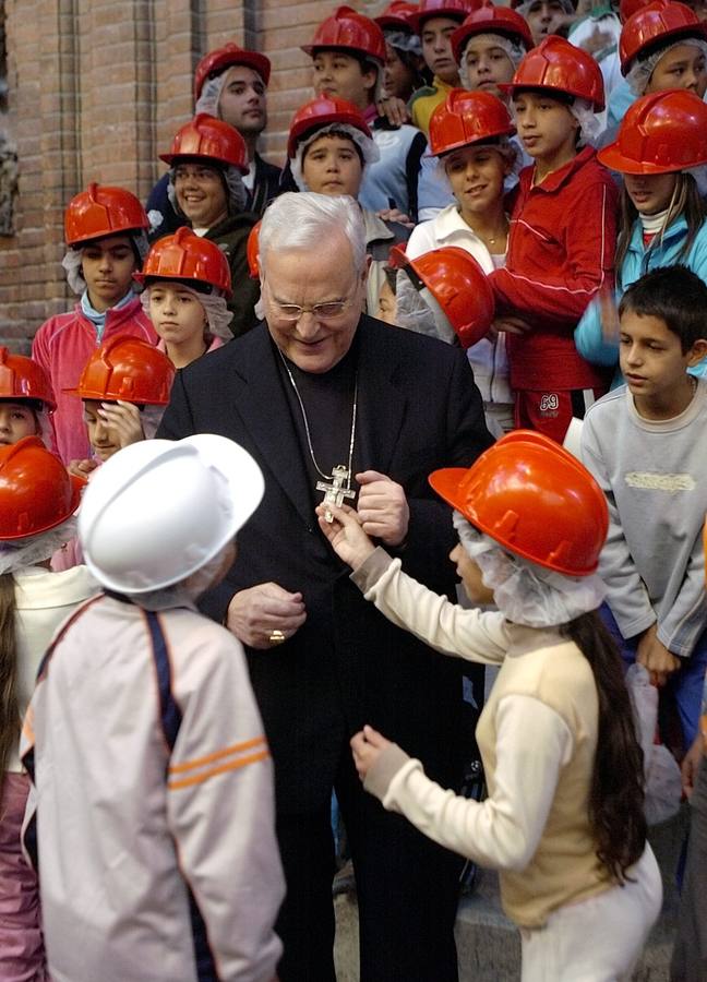 Visita de niños de la Tres Mil Viviendas a la Iglesia del Salvador. PEPE ORTEGA