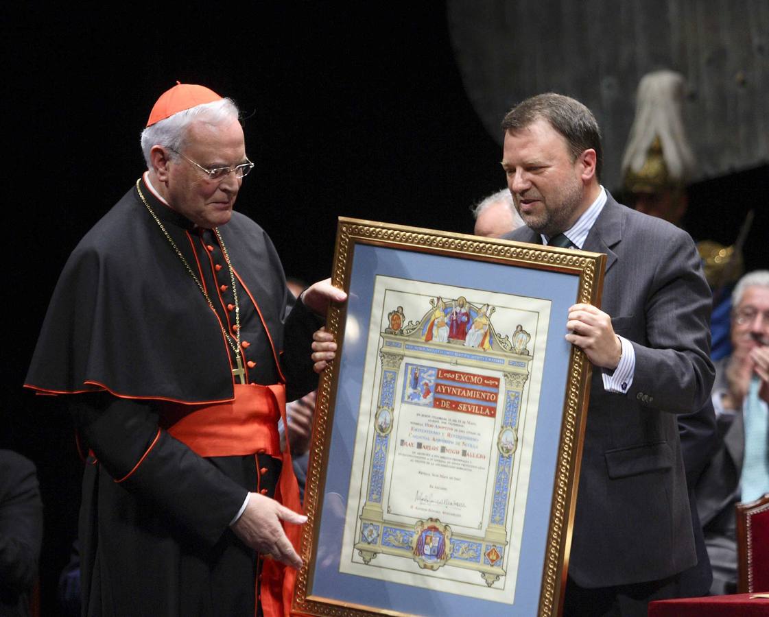 Carlos Amigo recibe el título de Hijo Adoptivo de Sevilla. DÍAZ JAPÓN