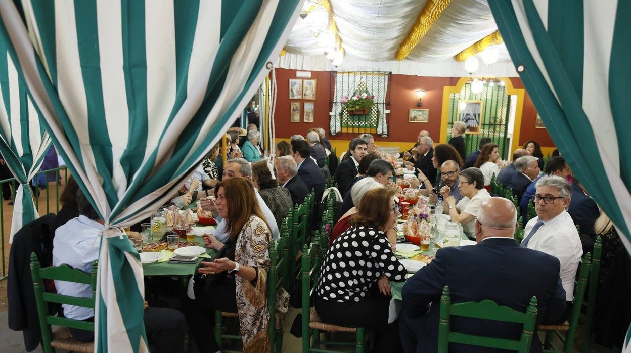 La Feria de Abril se llena para la cena del pescaíto