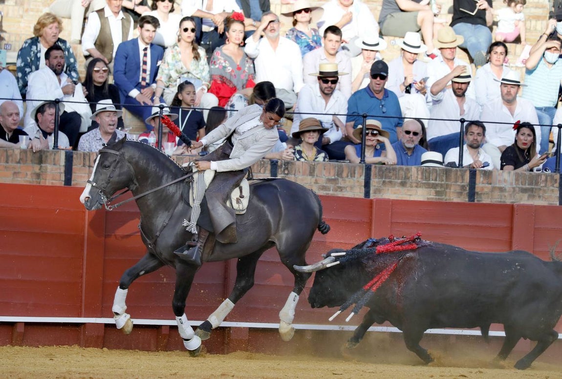 Lea Vicens. J. M. SERRANO