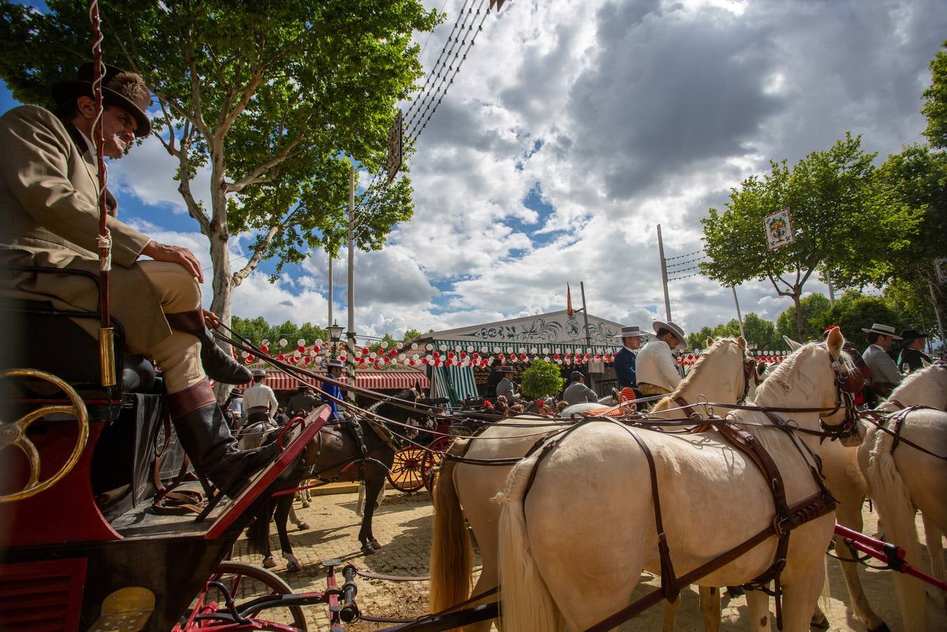 Feria de Sevilla 2022: un lunes con ambiente festivo... y lluvia incluida