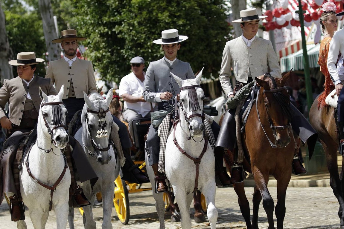 Ambiente en el real durante el miércoles de la Feria de Sevilla 2022. JUAN FLORES
