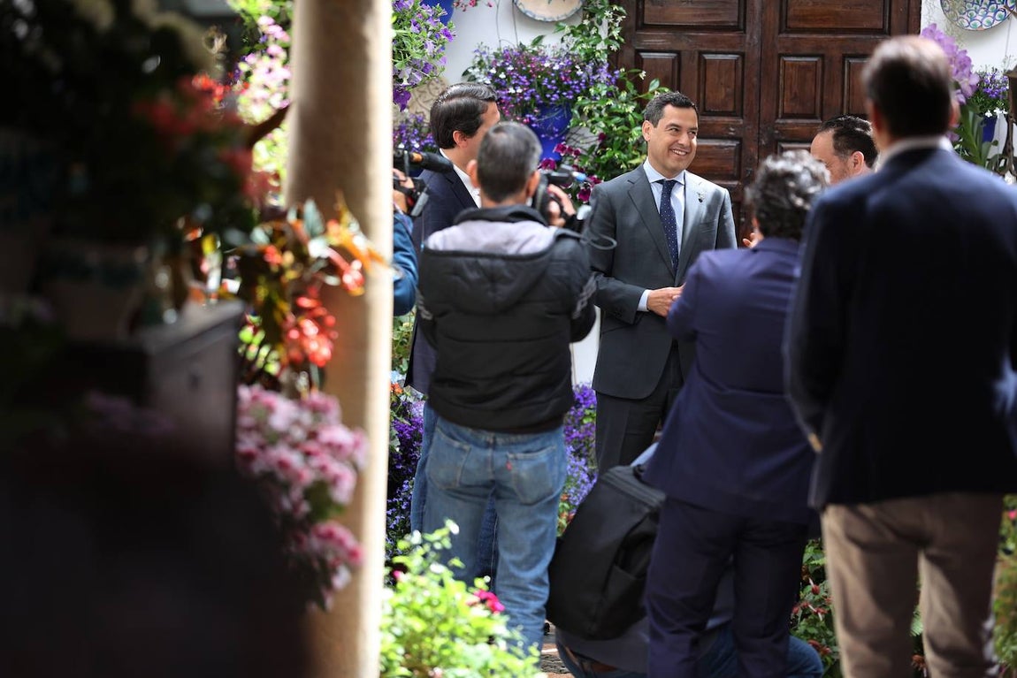 La visita del presidente de la Junta a los Patios de Córdoba, en imágenes