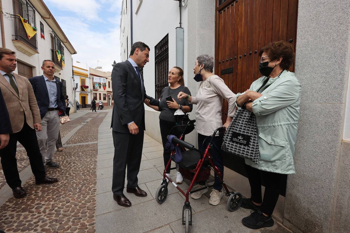 La visita del presidente de la Junta a los Patios de Córdoba, en imágenes