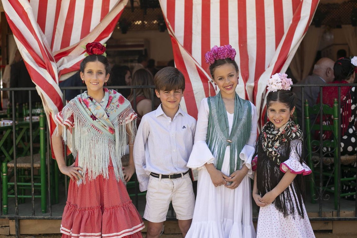 Asistentes al real durante el jueves de la Feria de Sevilla 2022. ROCÍO RUZ