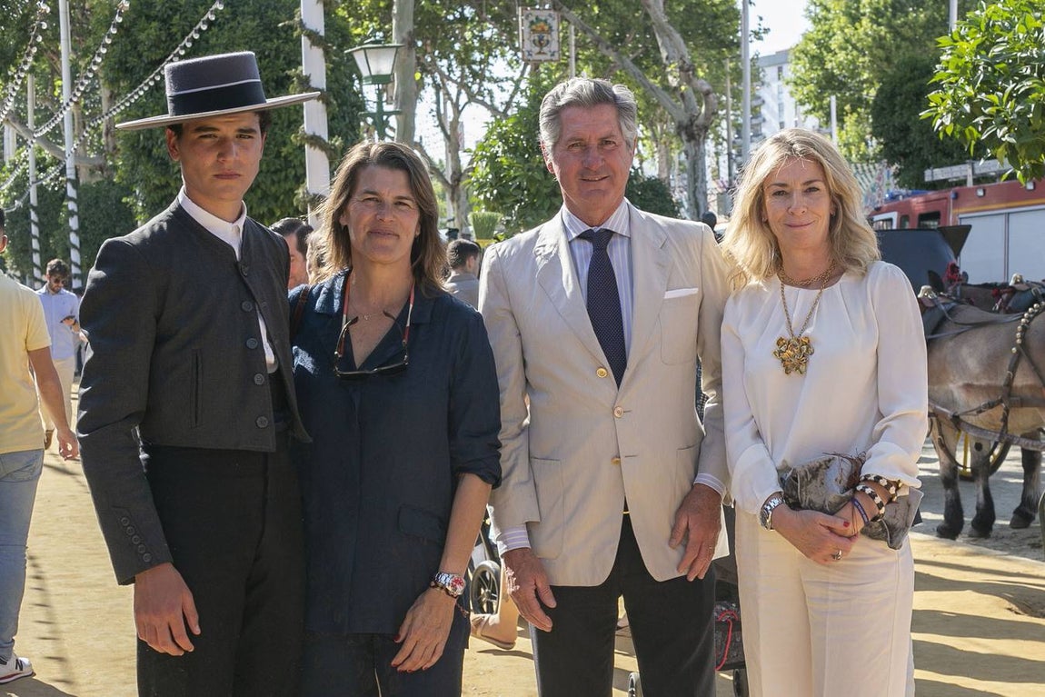 Asistentes al real durante el jueves de la Feria de Sevilla 2022. ROCÍO RUZ