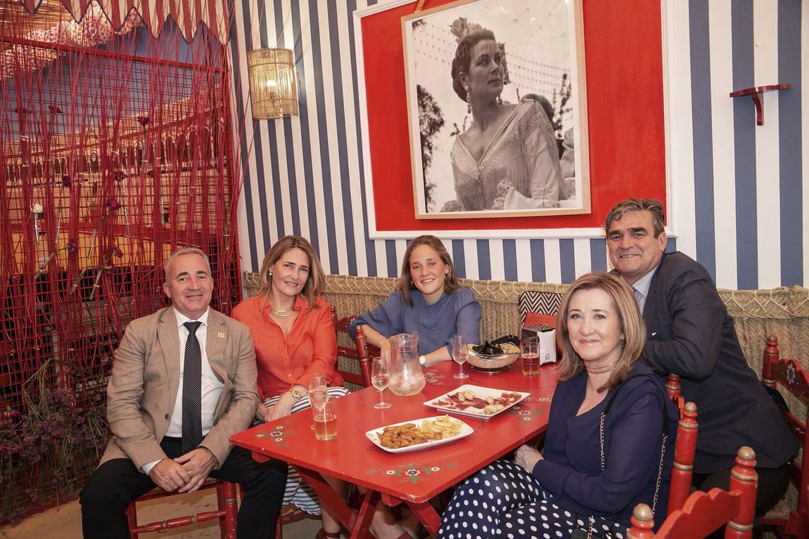 Asistentes al real durante el jueves de la Feria de Sevilla 2022. ROCÍO RUZ