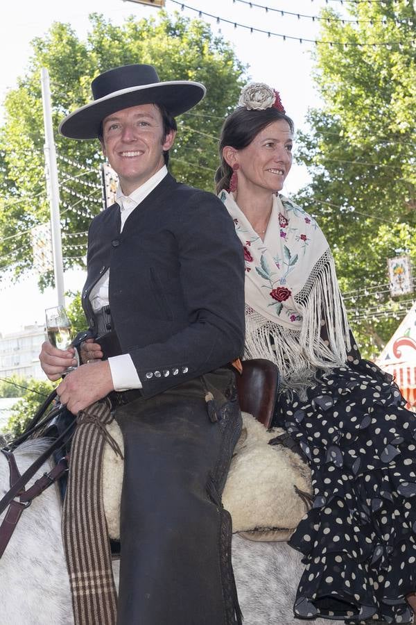 Asistentes al real durante el jueves de la Feria de Sevilla 2022. ROCÍO RUZ