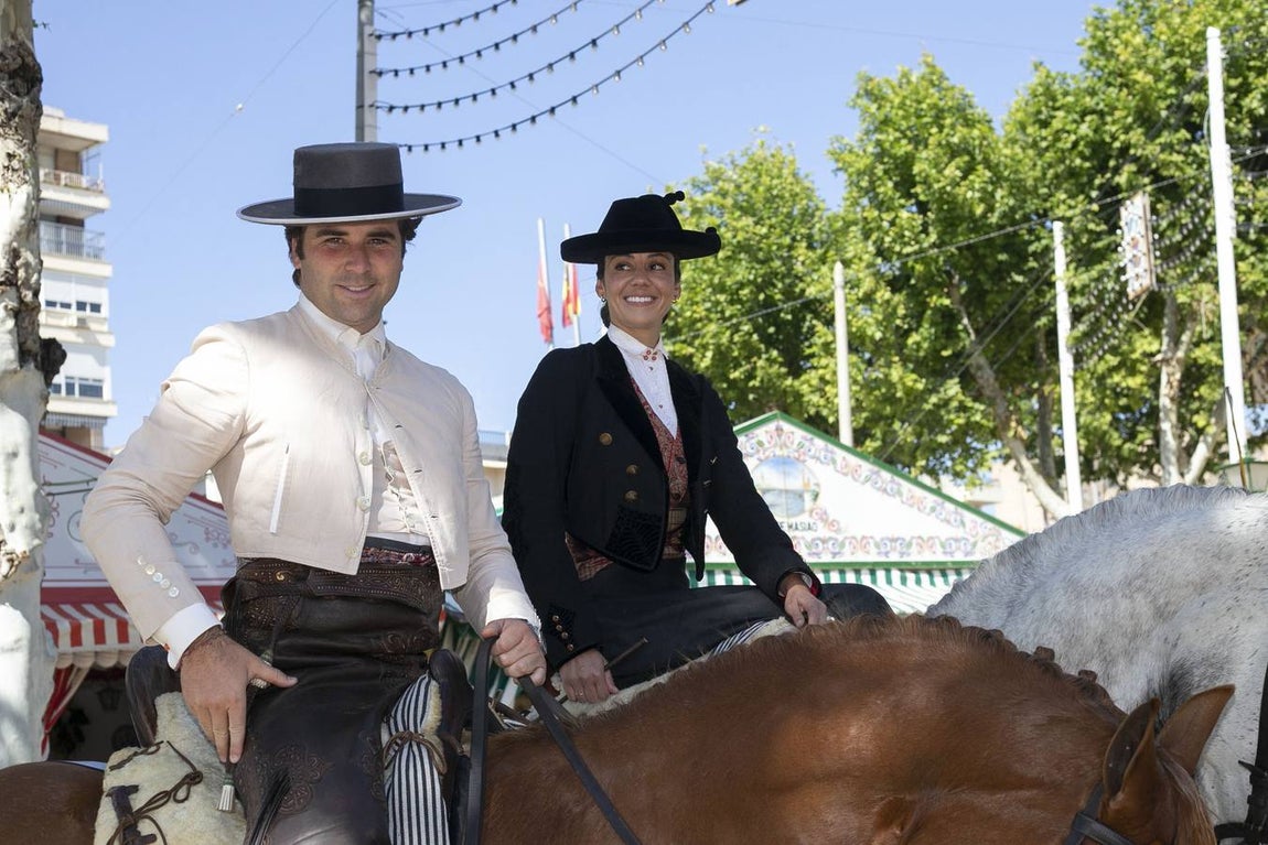 Asistentes al real durante el jueves de la Feria de Sevilla 2022. ROCÍO RUZ