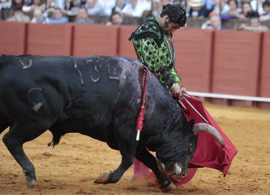 Corrida del sábado de farolillos de 2022 en la plaza de toros de Sevilla. RAÚL DOBLADO