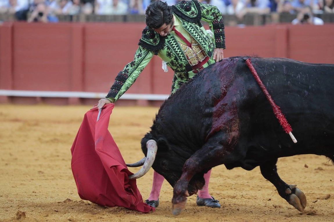Corrida del sábado de farolillos de 2022 en la plaza de toros de Sevilla. RAÚL DOBLADO