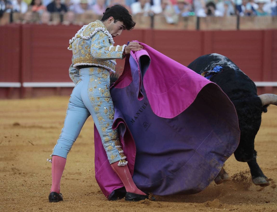 Corrida del sábado de farolillos de 2022 en la plaza de toros de Sevilla. RAÚL DOBLADO