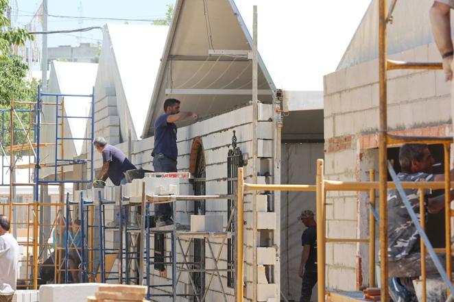 El montaje de las casetas de la Feria de Córdoba 2022, en imágenes