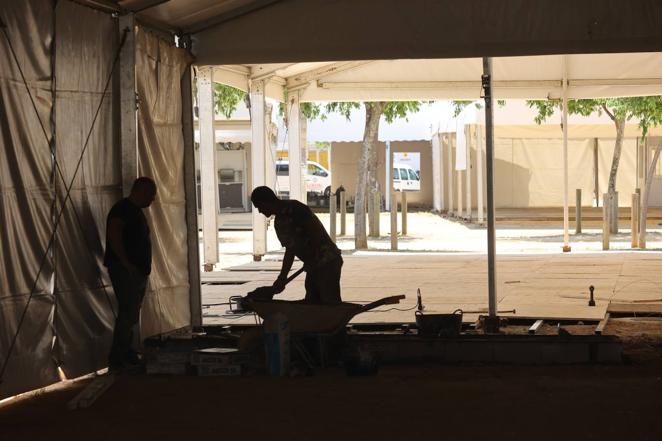 El montaje de las casetas de la Feria de Córdoba 2022, en imágenes