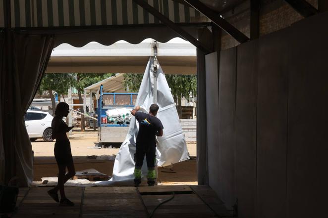 El montaje de las casetas de la Feria de Córdoba 2022, en imágenes
