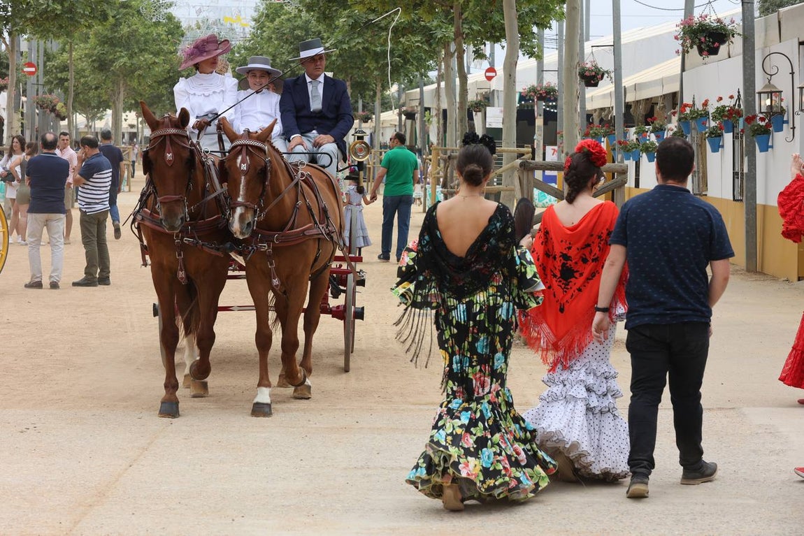 El familiar ambiente del domingo de Feria de Córdoba, en imágenes