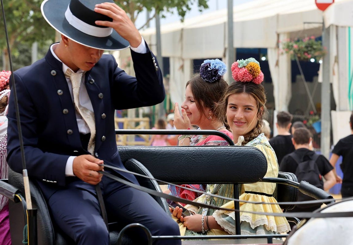 El familiar ambiente del domingo de Feria de Córdoba, en imágenes