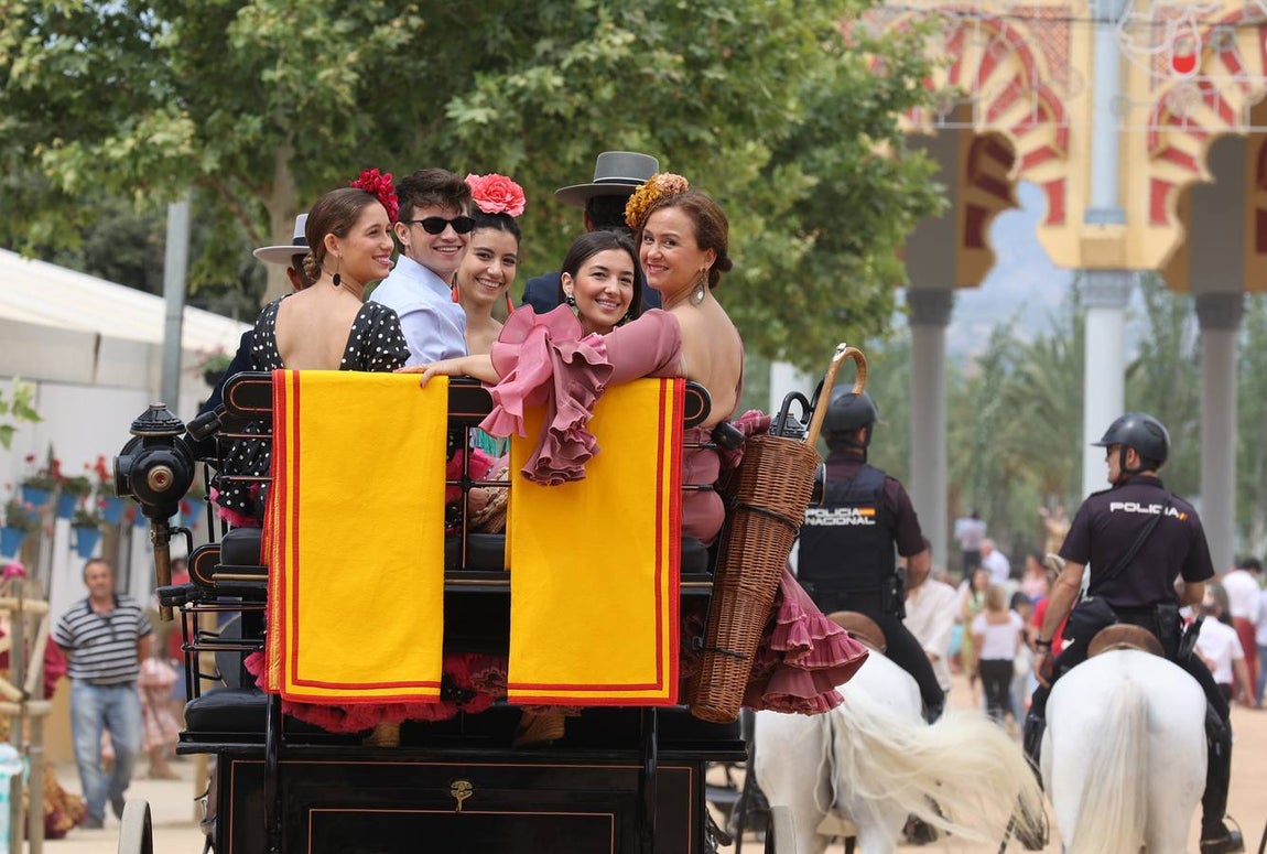 El familiar ambiente del domingo de Feria de Córdoba, en imágenes