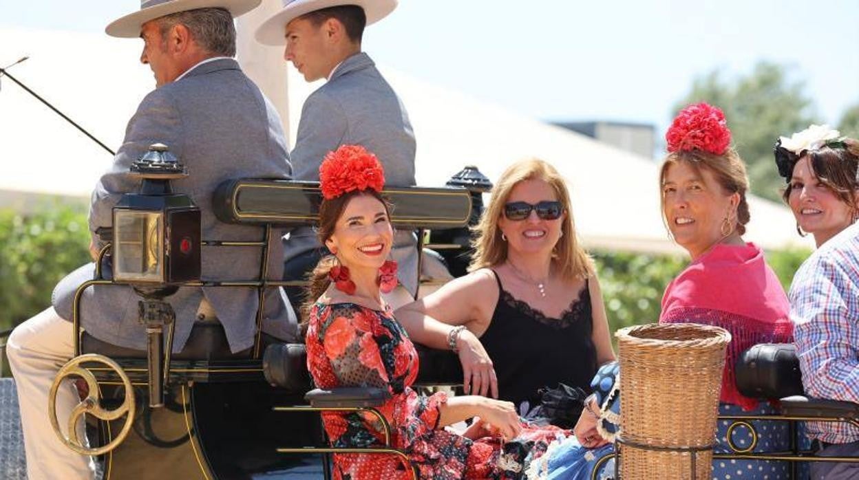 El relajado ambiente en el recinto ferial del lunes de la Feria de Córdoba, en imágenes